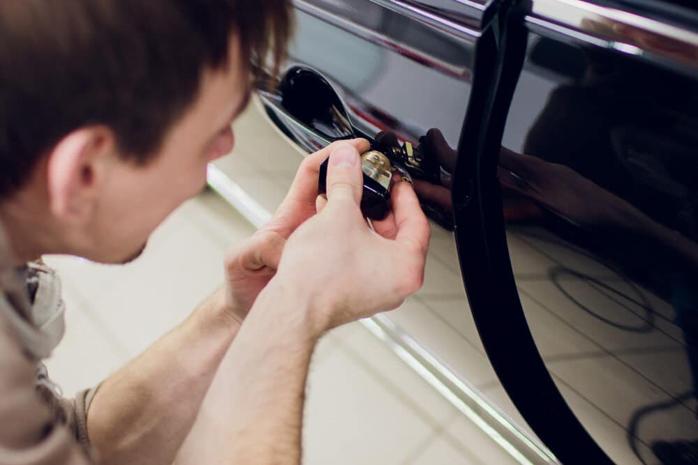 Read more about the article Tips for Choosing the Best Automotive Locksmith