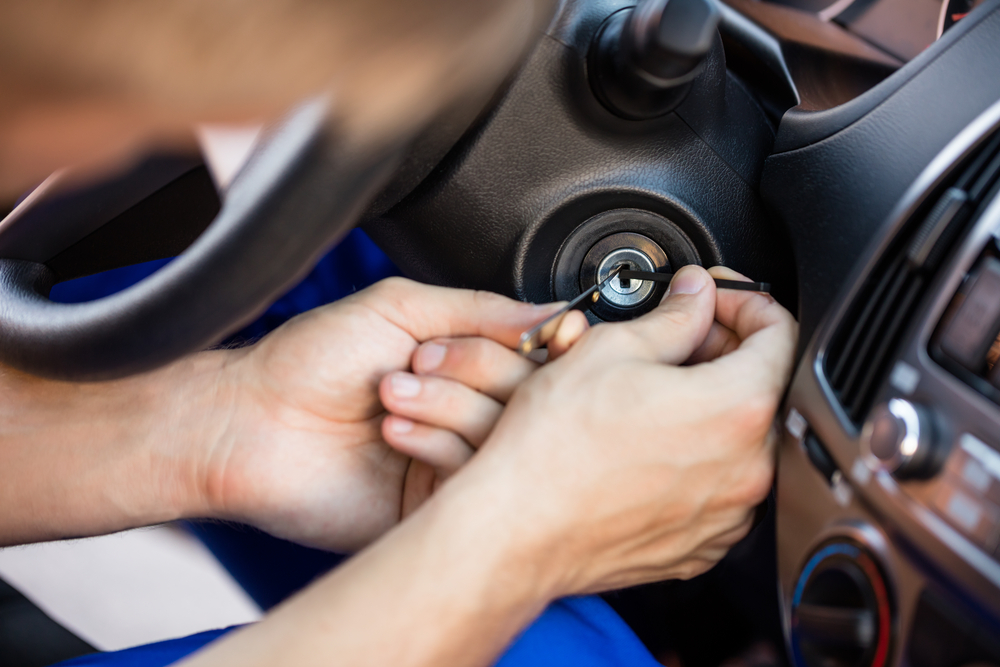 Read more about the article Why Hiring a Professional Auto Locksmith Beats DIY Every Time